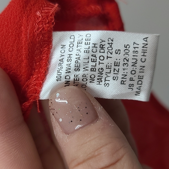 Entro red crochet trim shirt sleeve blouse. Women's size small - Picture 4 of 4